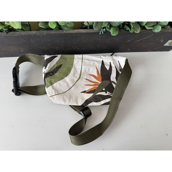 Aloha Collection Tropical Leaf Print Fanny Pack Belt Bag Waterproof Travel - Picture 3 of 5